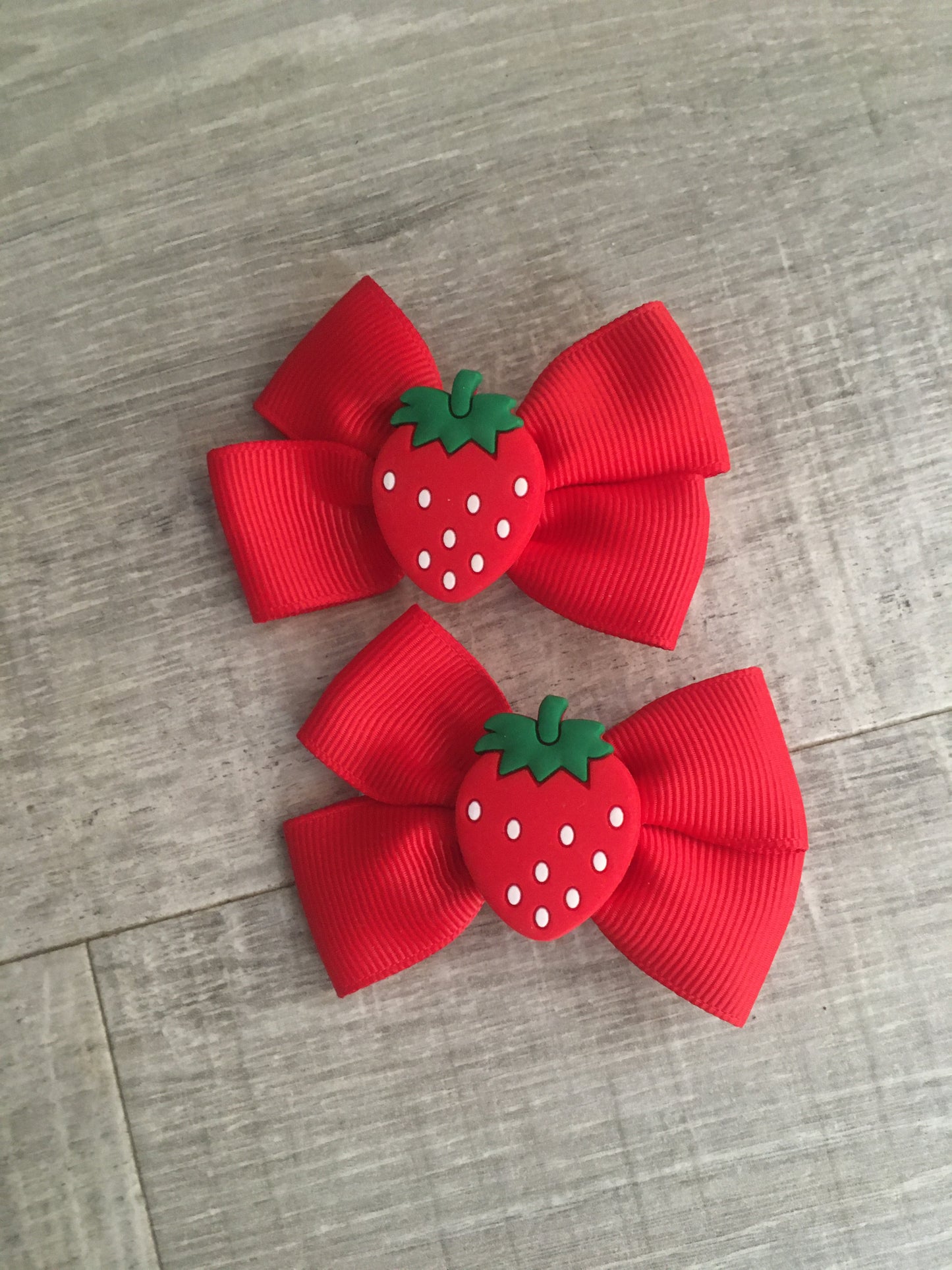 2 x strawberry bows